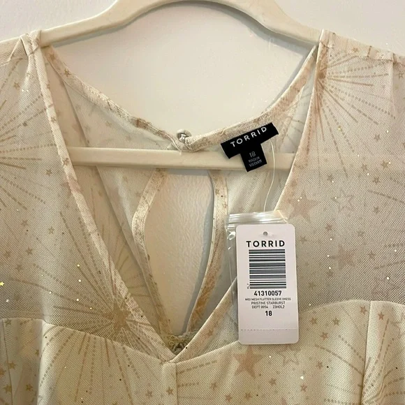 NWT TORRID DRESS - STAR MOON PRINT - MIDI A-LINE MESH FLUTTER SLEEVE PLUS SIZE - Picture 3 of 6